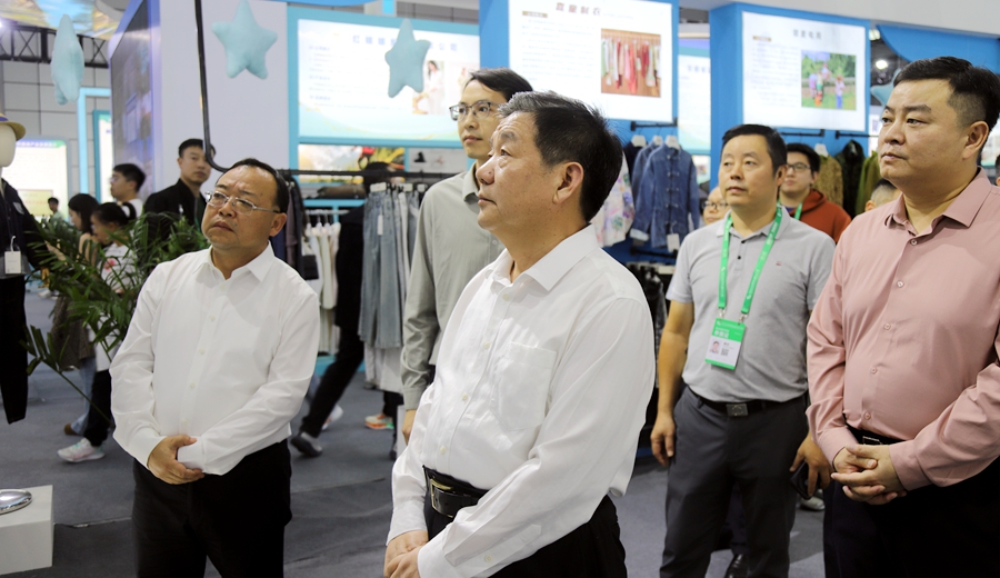 汪久清走访2025中国（安徽）纺织服装产业博览会望江馆